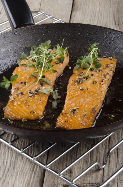 Filetto di salmone alla griglia in padella — Foto Stock