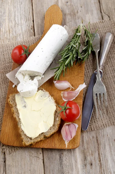 Queijo de cabra macio com alho e ervas — Fotografia de Stock