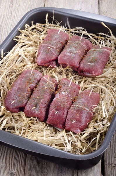 Braising steak on a straw bed — Stock Photo, Image