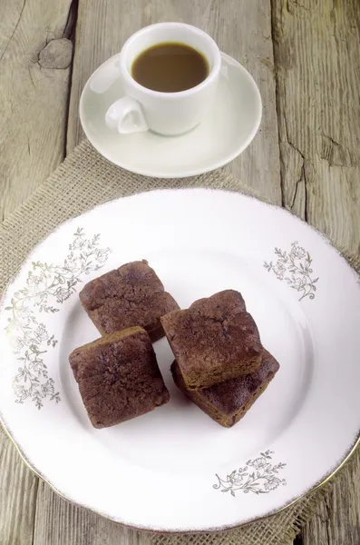 Frisch gebackene Brownies auf einem Teller — Stockfoto