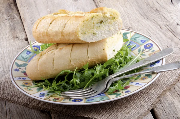 Wild rocket salad and garlic bread — Stock Photo, Image