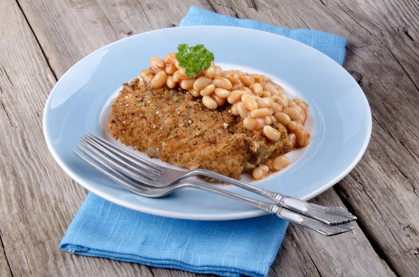 Cod fillet in bread crumbs with baked beans — Stock Photo, Image