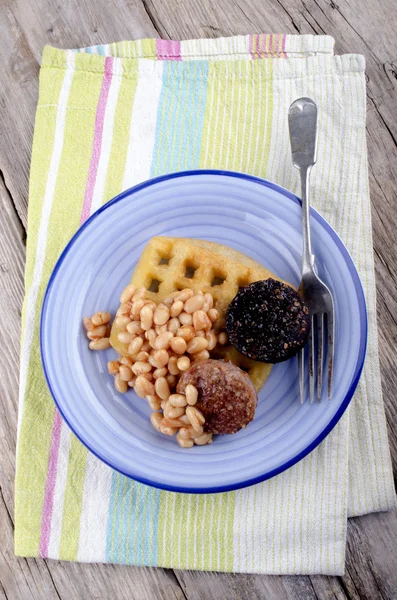 Black and white pudding with baked beans — Stock Photo, Image