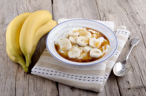 Pudim de arroz com fatias de banana — Fotografia de Stock