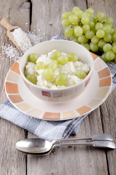 Mediterraner Milchreis mit Trauben — Stockfoto