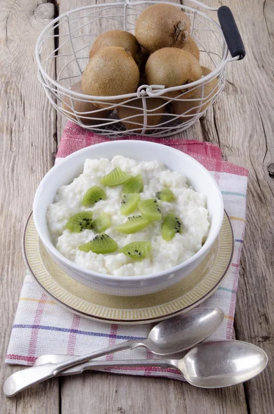 Kiwi and rice pudding in a bowl — Stock Photo, Image