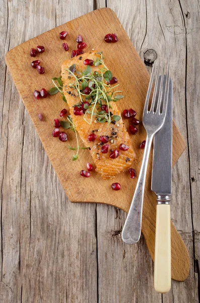 Salmon fillet, thyme and pomegranate seed — Stock Photo, Image