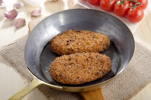 Gegrilde pittige kipfilet in een pan — Stockfoto