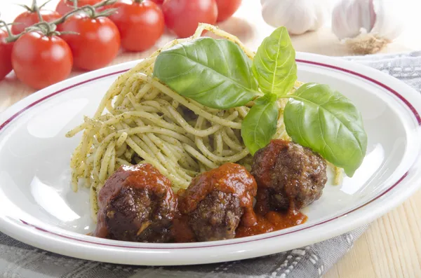 Spaghetti med italiensk kött bollar — Stockfoto