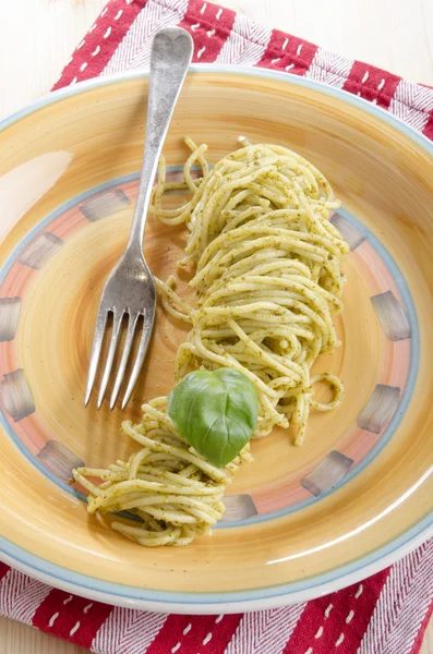 Спагетті зі свіжим зеленим песто — стокове фото