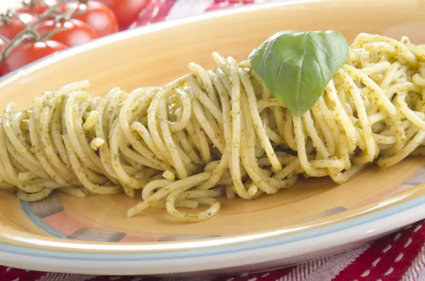 Спагетті зі свіжим зеленим песто — стокове фото