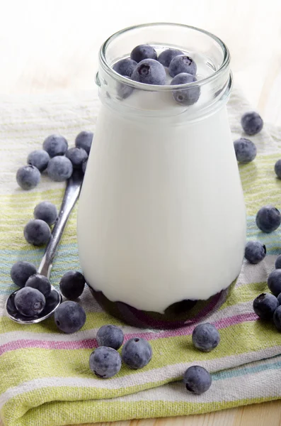 Yogur orgánico hecho en casa en un vaso —  Fotos de Stock
