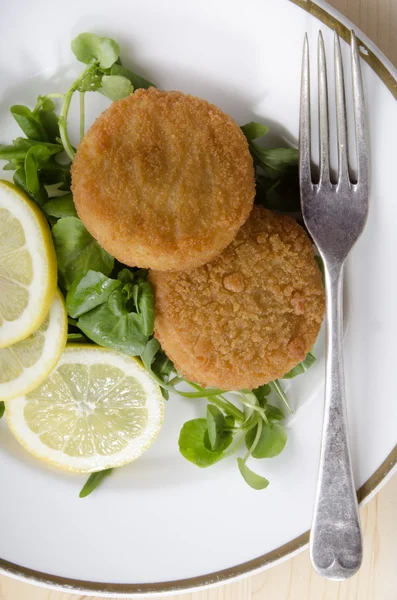 Kabeljauw viskoekjes met salade — Stockfoto