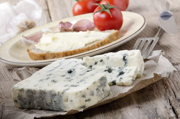 Mavi peynir kağıt üzerinde Fransız — Stok fotoğraf