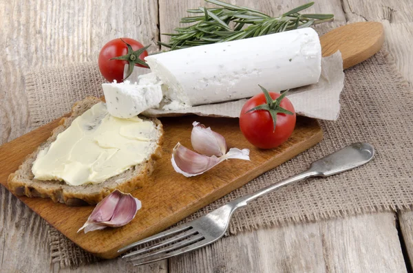 Rebanar el pan un queso de cabra suave —  Fotos de Stock