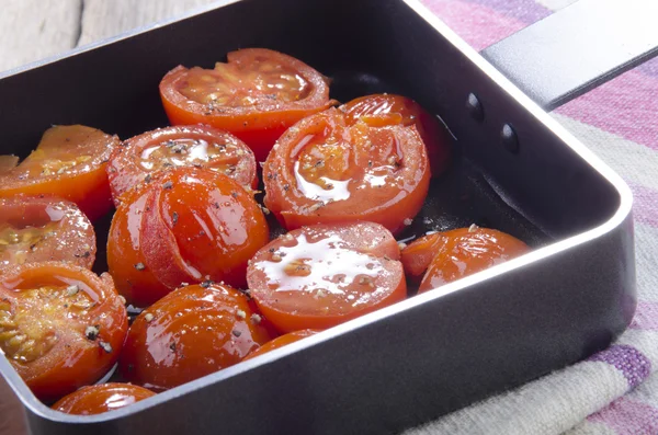 Pan with grilled cherry tomatoes — Stock Photo, Image