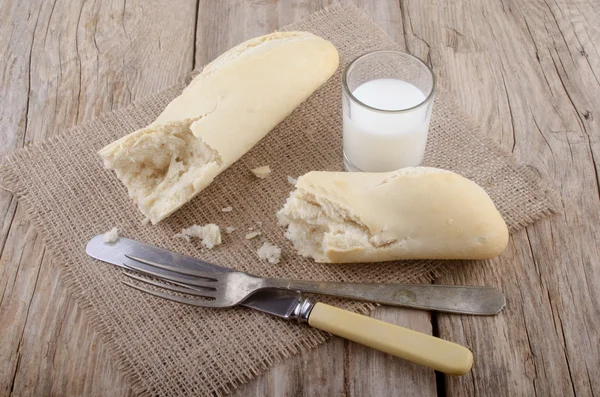 Baguette et un verre de lait — Photo