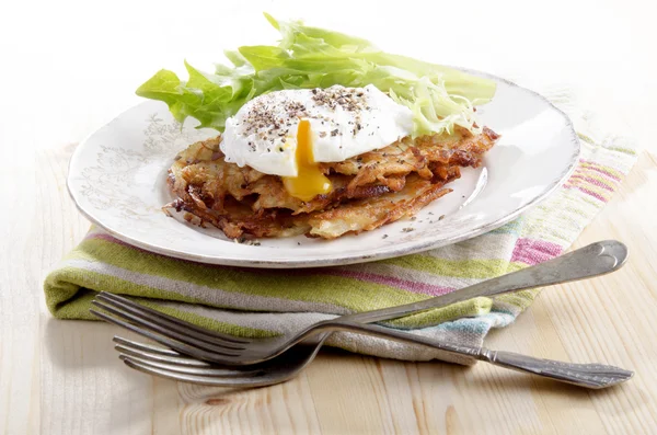 Hash browns with poached egg — Stock Photo, Image