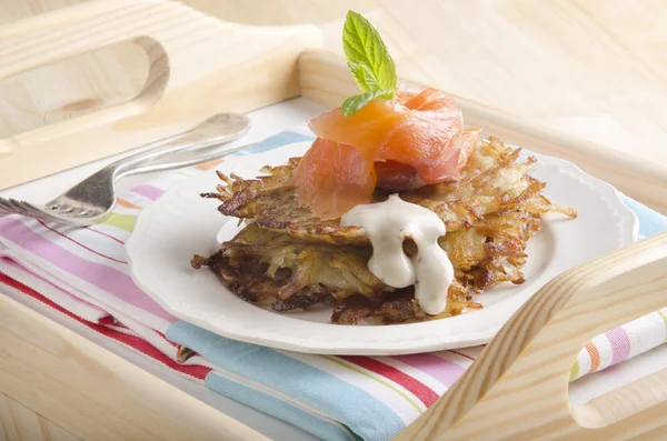 Irish smoked salmon on hash browns — Stock Photo, Image