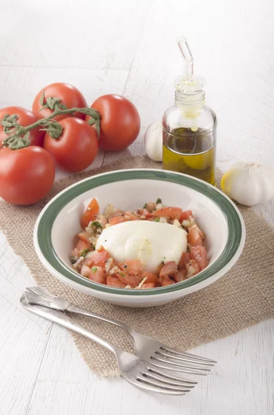Салат из помидоров с сыром моцарелла — стоковое фото