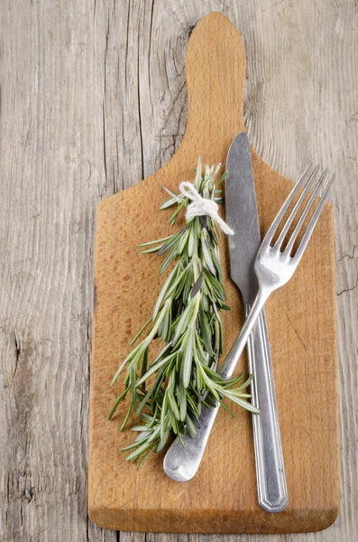 Forchetta e coltello con rosmarino — Foto Stock