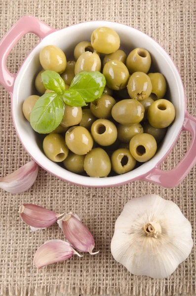 Aceitunas verdes en un tazón —  Fotos de Stock