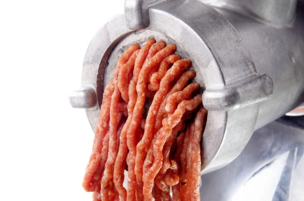 Malet kött kommer ut en köttkvarn — Stockfoto