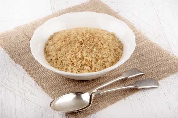 Hnědá rýže v bílé misce — Stock fotografie