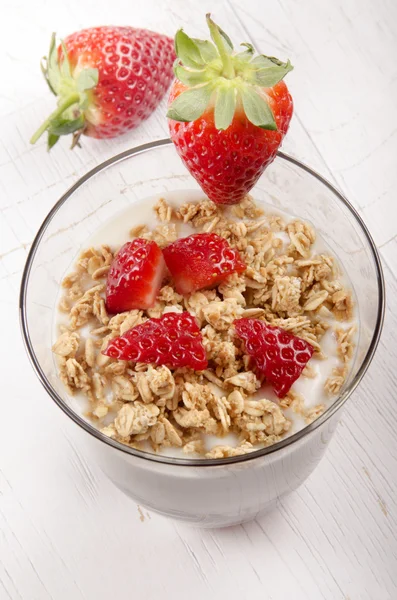 Yogurt with crunchy cereal and strawberry — Stock Photo, Image