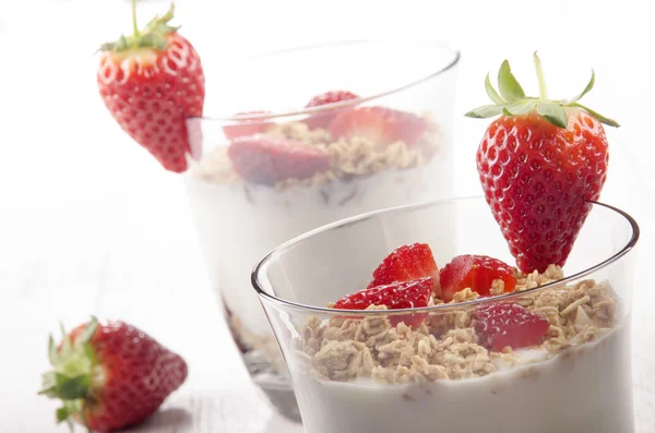 Yogurt with crunchy cereal and strawberry — Stock Photo, Image