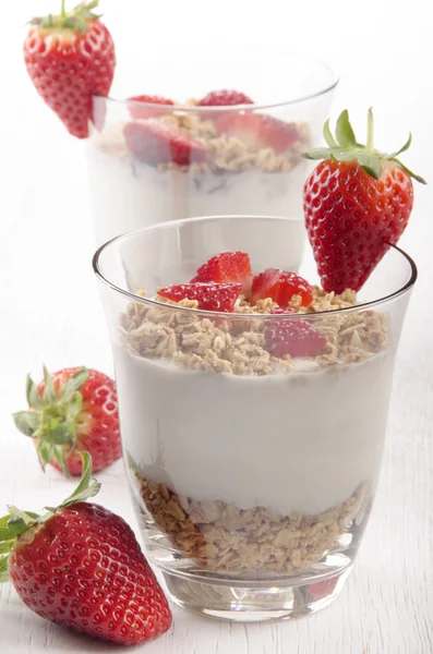 Yogurt with crunchy cereal and strawberry — Stock Photo, Image