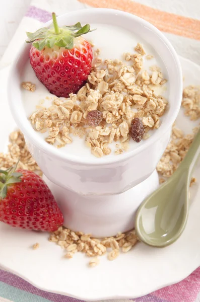 Yogurt with strawberry and cereals — Stock Photo, Image