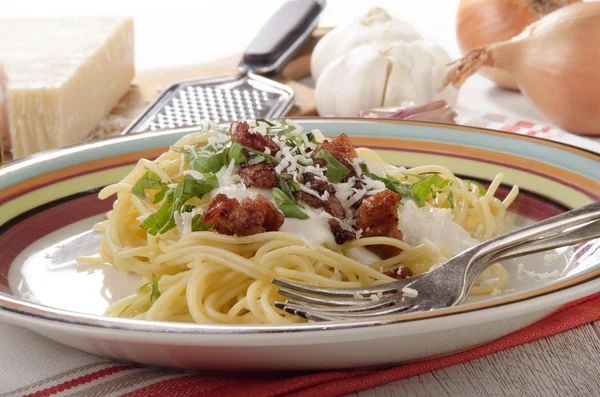 Spaghetti with cheese sauce and pancetta — Stock Photo, Image