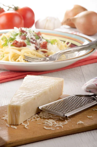 Parmesan peyniri ve ahşap üzerine rende — Stok fotoğraf