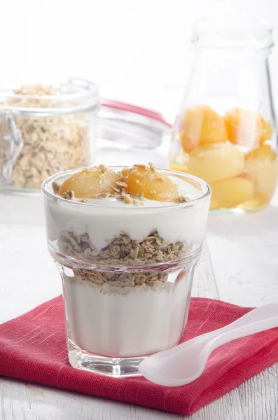 Aprikosen mit Joghurt und Müsli — Stockfoto