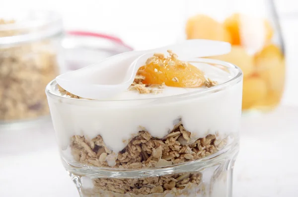 Apricots with yogurt and cereals — Stock Photo, Image