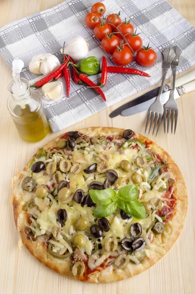 Kıyılmış et ile İtalyan pizza — Stok fotoğraf