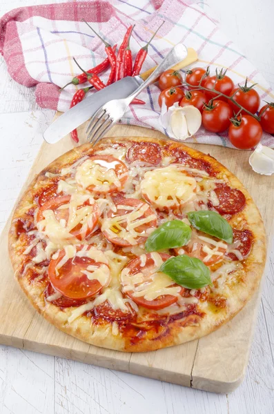 Pizza italiana casera con salami y tomate —  Fotos de Stock