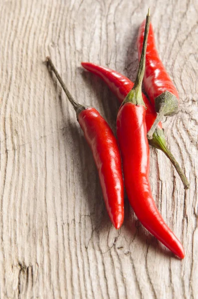 Färsk chili på träbord — Stockfoto
