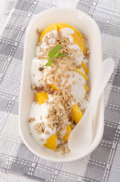 Mango mit Müsli und Joghurt — Stockfoto