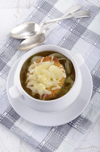 Sopa de cebola francesa em uma tigela branca — Fotografia de Stock