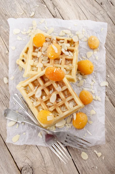 Waffle com damascos e lascas de amêndoa — Fotografia de Stock