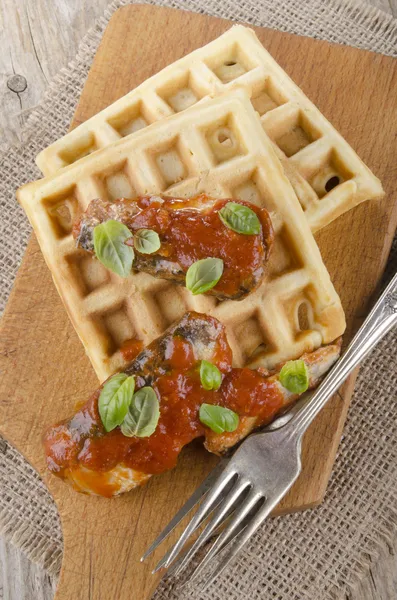 Sardinhas com molho de tomate e waffle — Fotografia de Stock