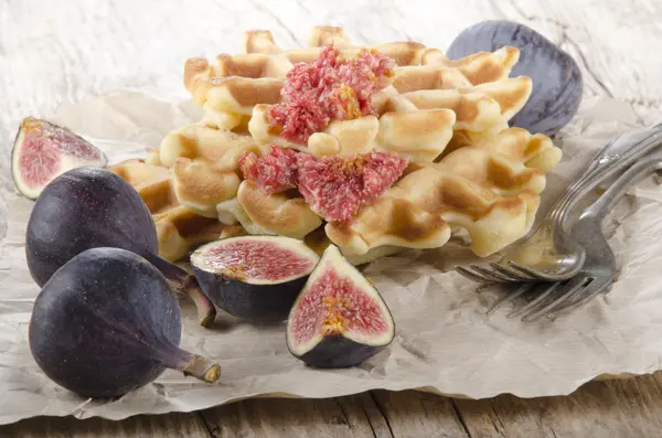 Figo doce e waffle cozido em casa — Fotografia de Stock
