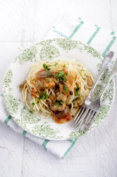 Italian dish with spaghetti and mussels — Stock Photo, Image