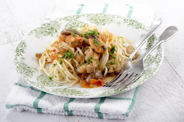 Italian dish with spaghetti and mussels — Stock Photo, Image