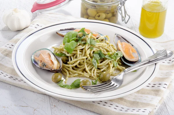 Gröna överfalsad musslor med spaghetti — Stockfoto