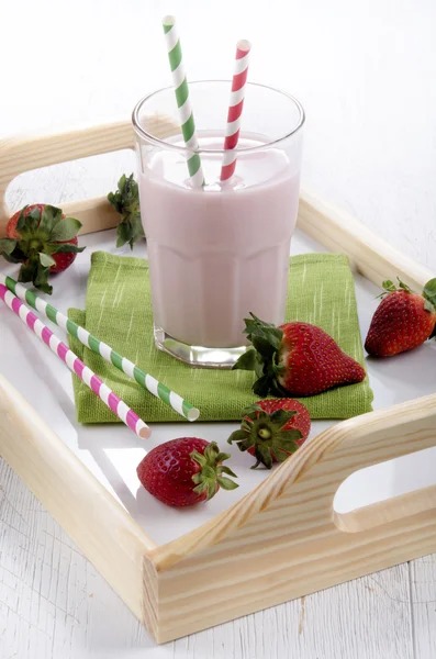 Batido de fresa en una bandeja de servir — Foto de Stock