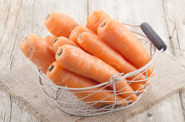 Zanahorias frescas en una pequeña cesta —  Fotos de Stock