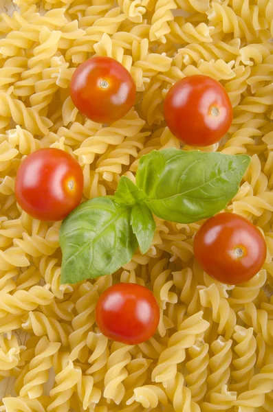 Hemgjorda nudel och tomat — Stockfoto